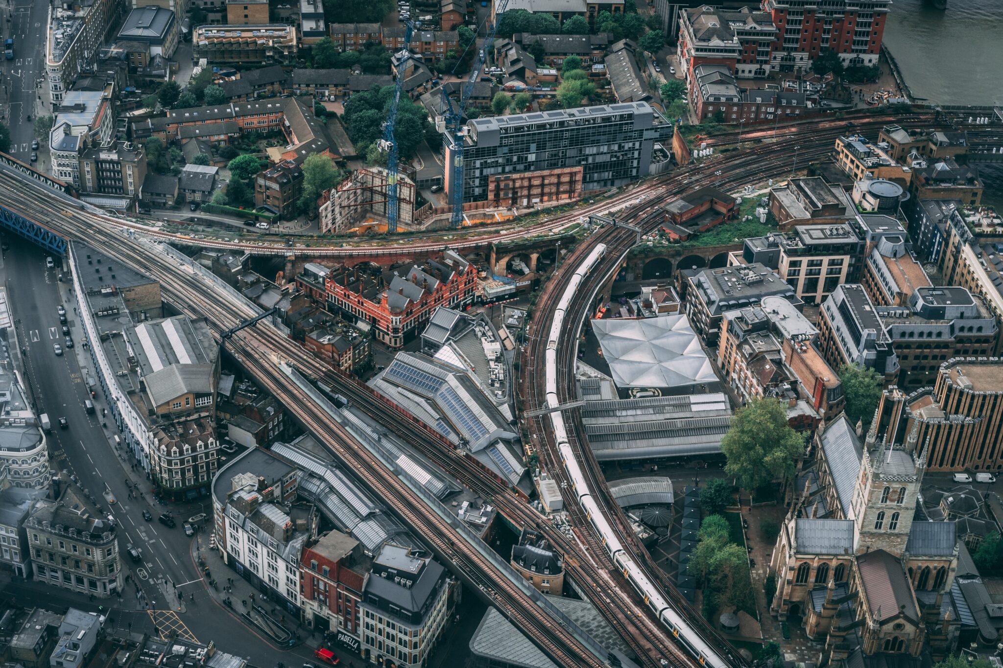 vue-aerienne-ville-urbaine-au-lever-du-soleil-2048x1365
